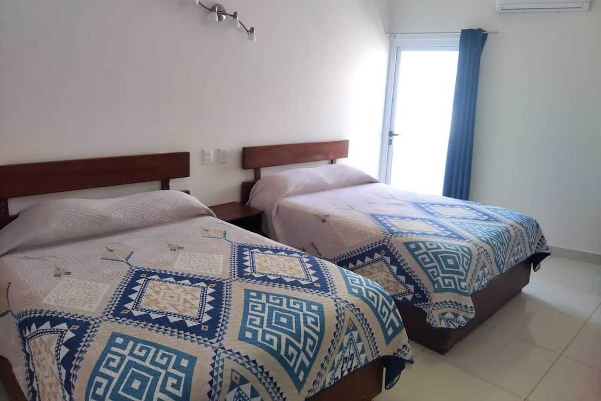 Escritorio, wifi gratis y ropa de cama