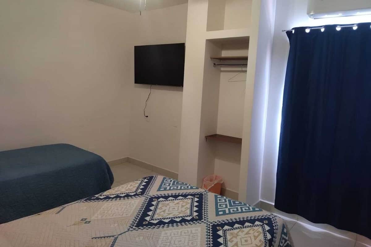 Escritorio, wifi gratis y ropa de cama