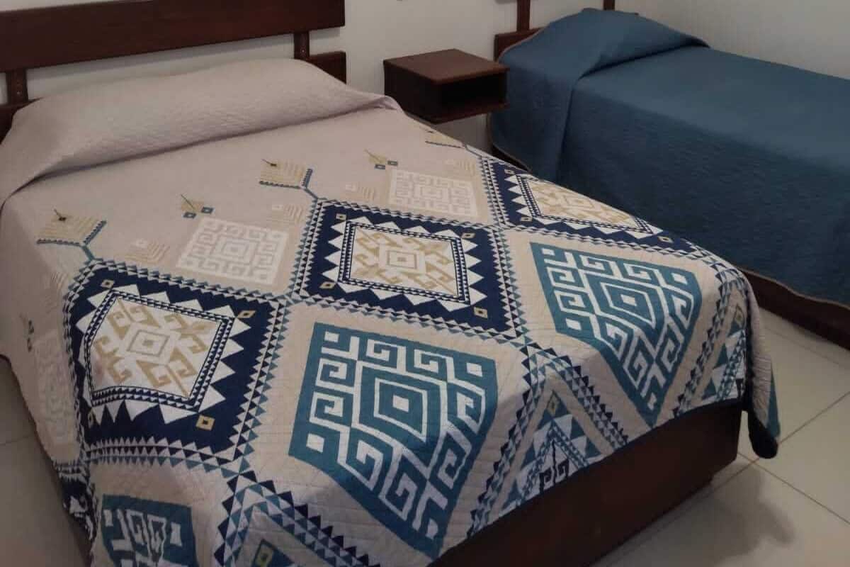 Escritorio, wifi gratis y ropa de cama