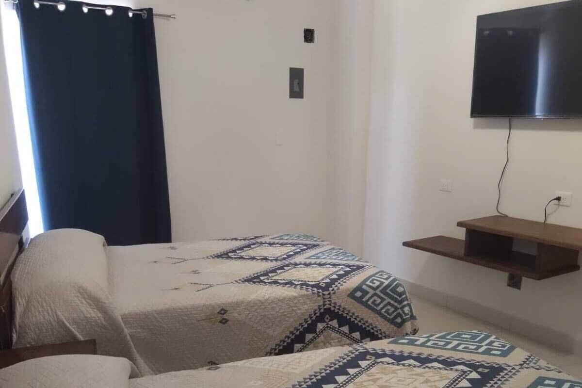 Escritorio, wifi gratis y ropa de cama