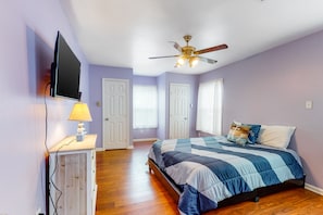 4 bedrooms, iron/ironing board, WiFi, bed sheets