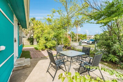 Family-friendly house with WiFi, central AC, W/D - close to beaches & downtown