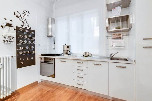 Een koelkast, een oven, een kookplaat, een vaatwasser