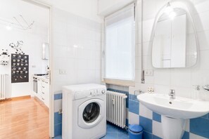 Een douche, een haardroger, een bidet, handdoeken