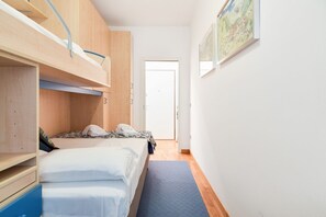 1 slaapkamer, een strijkplank/strijkijzer, internet