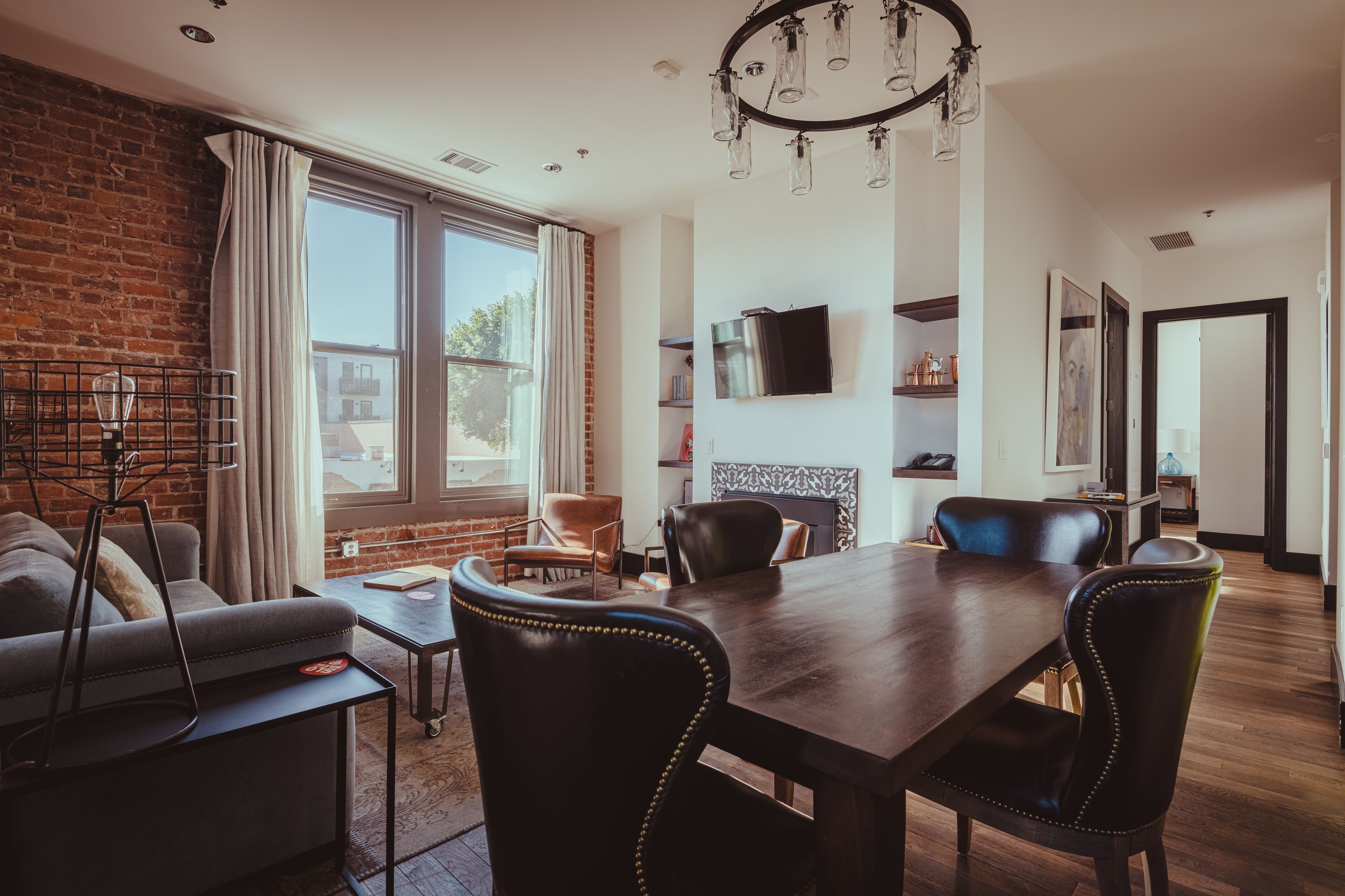 Fernseher, Kamin, Musikbibliothek, Stereoanlage