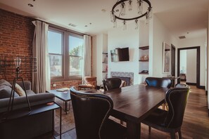 TV, lareira, biblioteca musical, aparelho de som