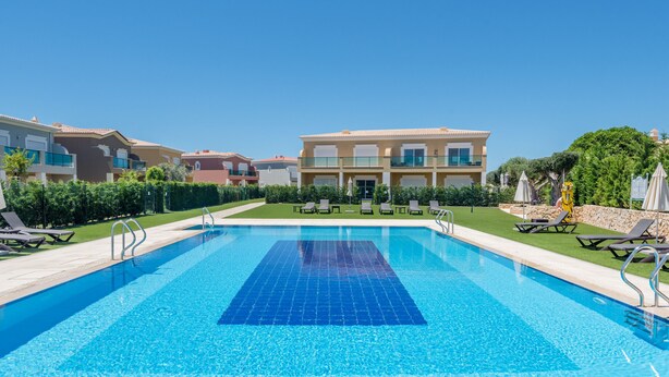 A swimming pool with lounge chairs and a building in the background. - Boavista Resort - Casa Belinda (Lagos)