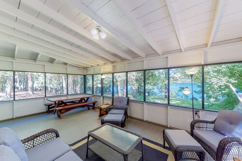 Dog-friendly spacious cabin, screened in porch, & boats right on the lake