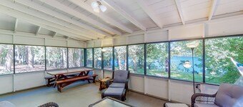 Dog-friendly spacious cabin, screened in porch, & boats right on the lake