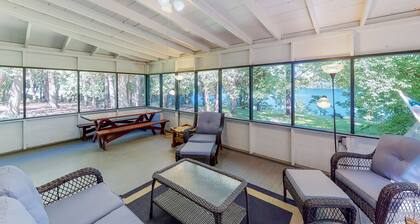 Dog-friendly spacious cabin, screened in porch, & boats right on the lake