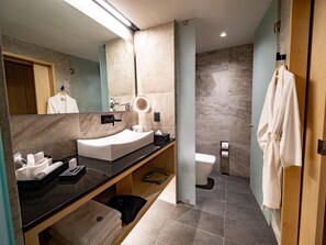 Een douche, een regendouche, handdoeken
