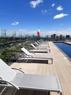 Piscine extérieure, parasols de plage, chaises longues