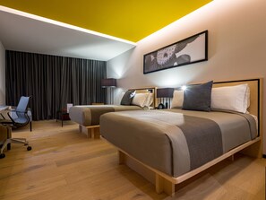 Minibar, värdeförvaringsskåp på rummet och skrivbord