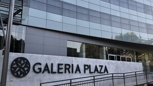 Un edificio moderno con un letrero que dice "GALERIA PLAZA".