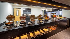 Montaje de bufé con diversos alimentos y salsas.