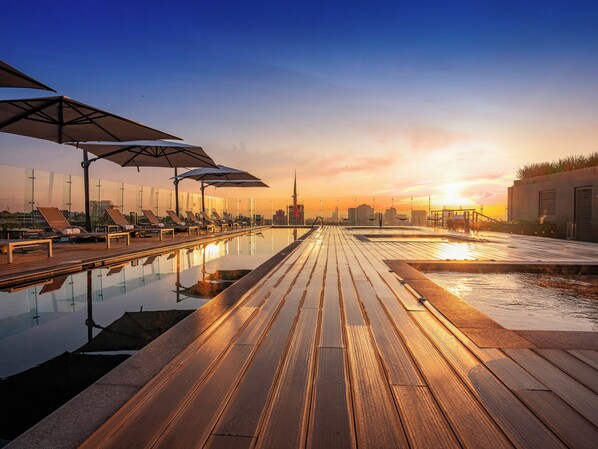 Outdoor pool, pool umbrellas, pool loungers - Galeria Plaza San Jeronimo (Mexico City)