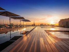 Outdoor pool, pool umbrellas, sun loungers