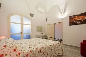 1 dormitori, planxa i posts de planxar, wifi i roba de llit 