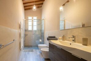 Shower, free toiletries, hair dryer, bidet