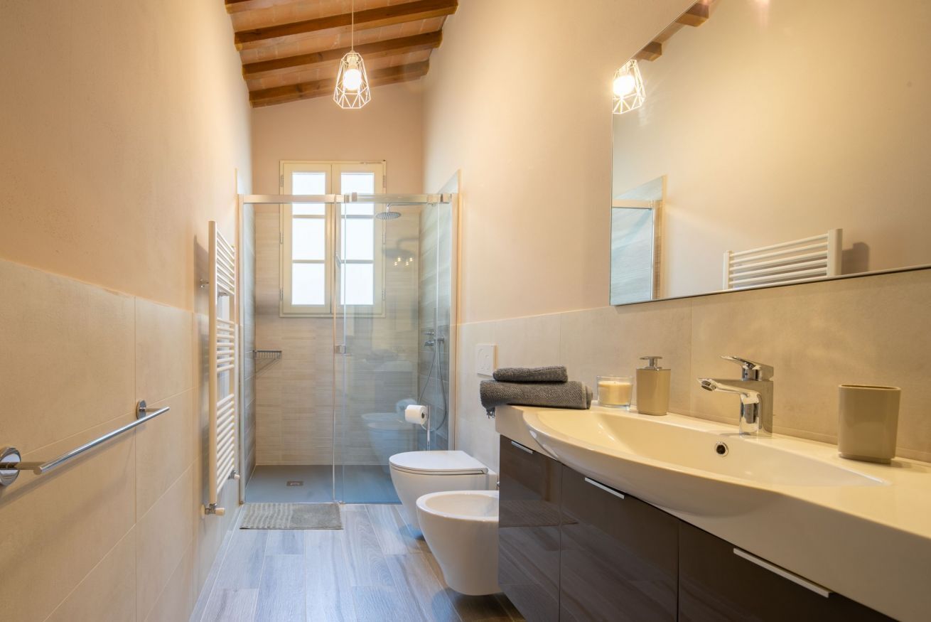Een douche, gratis toiletartikelen, een haardroger, een bidet