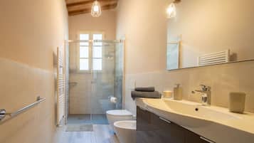 Een douche, gratis toiletartikelen, een haardroger, een bidet