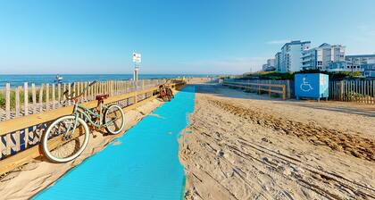 Fourth-Floor Condo near the Beach w/Private Balcony, Ocean View, A/C, Free WiFi