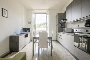 Fridge, microwave, oven, stovetop - Bronzino apartment with parking by Mmega (Firenze)