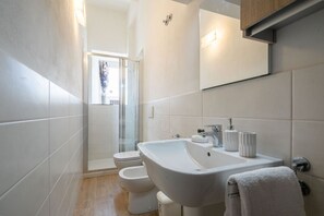 Douche, sèche-cheveux, bidet, serviettes fournies