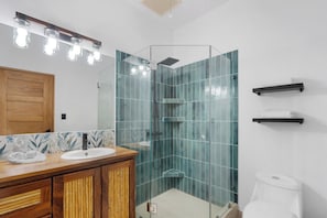 Secador de cabelo, toalhas de banho, sabonete, shampoo