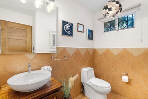 Secador de cabelo, toalhas de banho, sabonete, shampoo