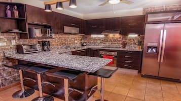 House, 3 Bedrooms | Dapur peribadi | Ketuhar gelombang mikro, mesin basuh pinggan mangkuk
