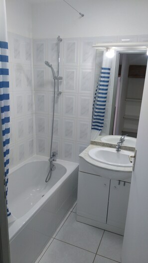 Bathtub, soap, toilet paper - Maison de la mer Torreilles Plage (Torreilles)