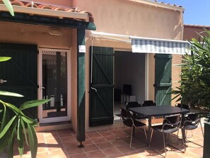 تناول الطعام بالخارج