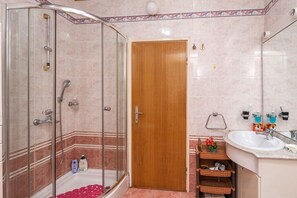 Dusche, Haartrockner, Handtücher