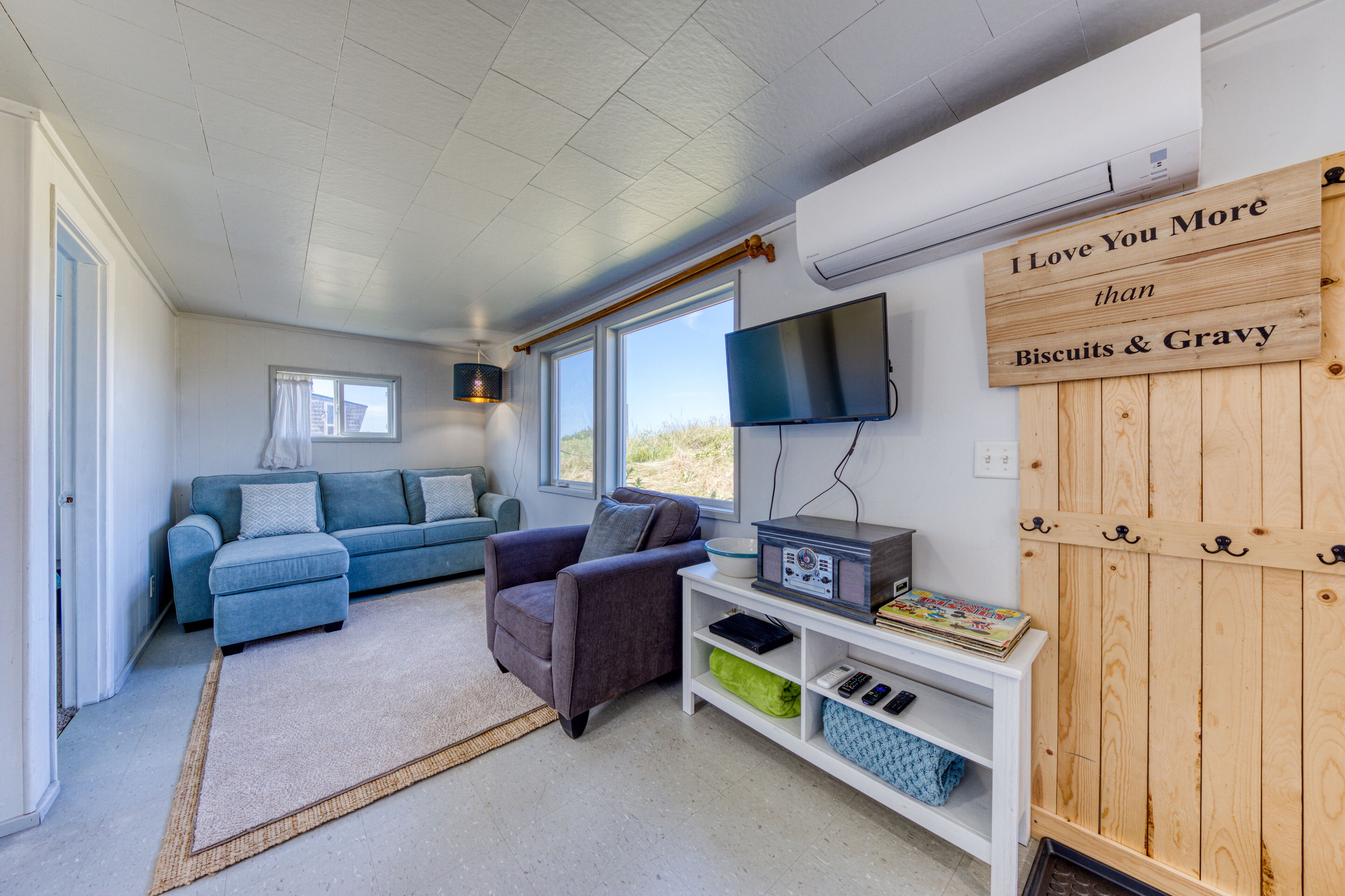 Beachfront home with full kitchen, games & washer/dryer - dog-friendly