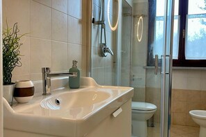 Ducha, bidet, papel higiénico