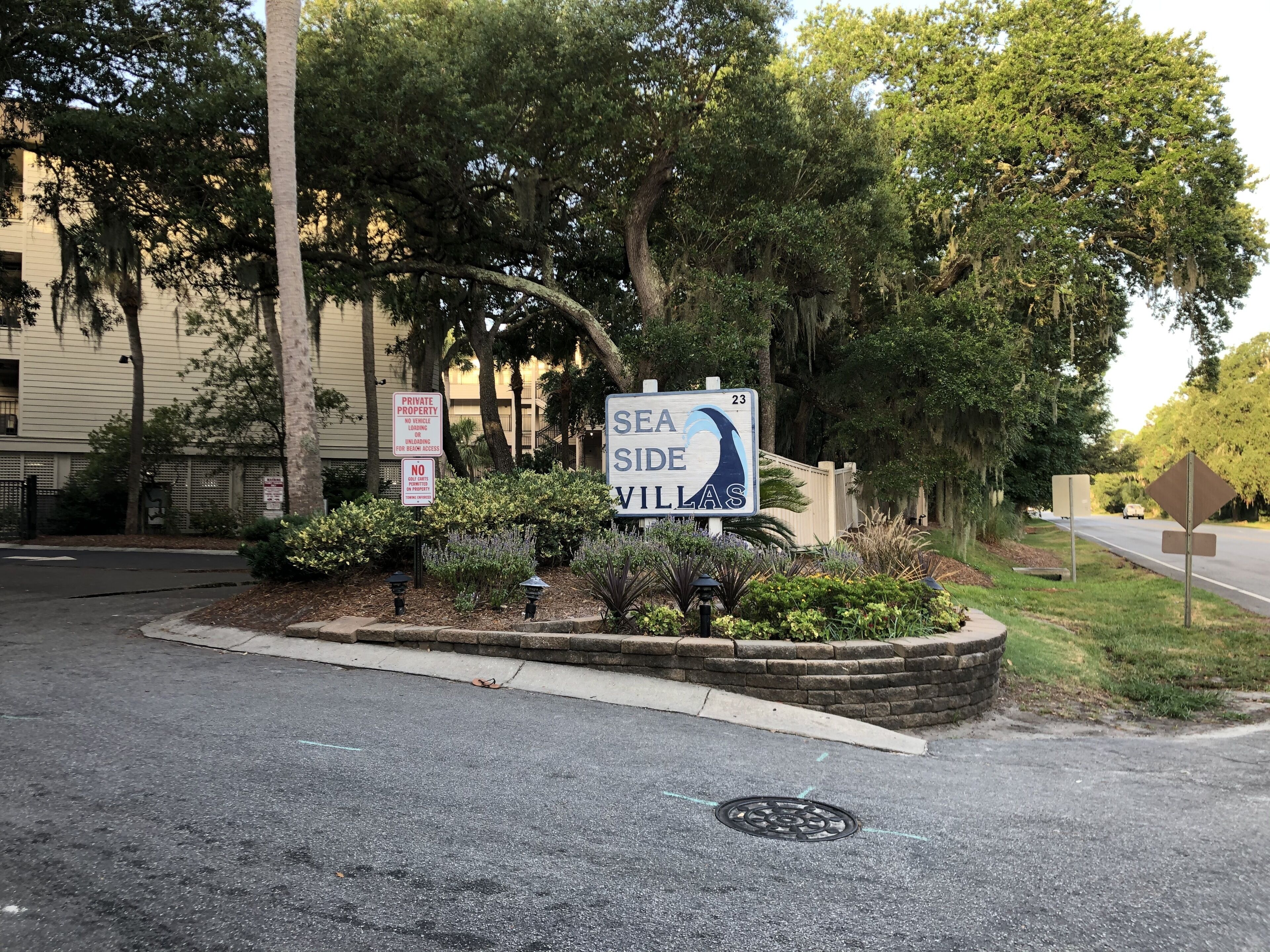 Un panneau de signalisation indiquant « Sea Side Villas » et portant la mention « propriété privée ».