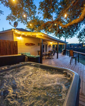 Terrace/patio - Lake Travis Lakefront with Hot Tub, Private Boat Dock & Lakeside Parks (Lago Vista)