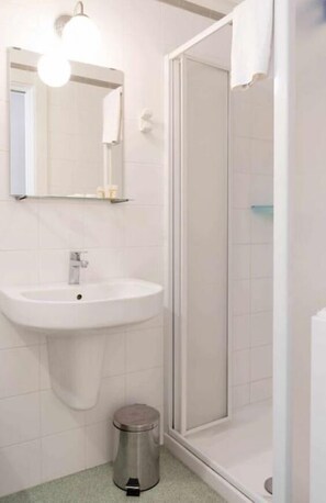 Dusche, Haartrockner, Bidet, Handtücher
