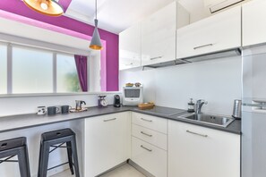Kühlschrank, Mikrowelle, Herdplatte, Geschirrspüler