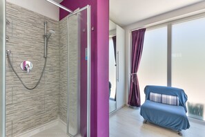 Dusche, Haartrockner, Handtücher