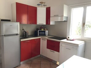 Réfrigérateur, four à micro-ondes, surface de cuisson, lave-vaisselle