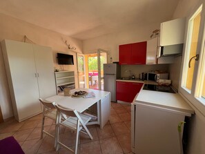 Réfrigérateur, four à micro-ondes, surface de cuisson, lave-vaisselle