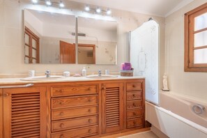 Badewanne, kostenlose Toilettenartikel, Haartrockner, Handtücher