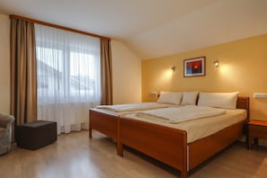 2 chambres, fer et planche à repasser, Wi-Fi gratuit, draps fournis