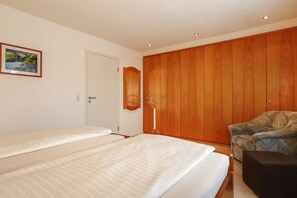 2 makuuhuonetta, silitysrauta/-lauta, ilmainen Wi-Fi, vuodevaatteet