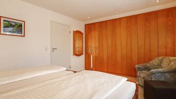 2 Schlafzimmer, BĂŒgeleisen/BĂŒgelbrett, kostenloses WLAN, BettwĂ€sche