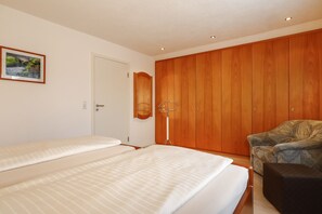 2 bedrooms, iron/ironing board, free WiFi, bed sheets