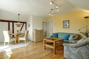 TV, stereo - Holiday Apartment “Irmi” close to Lindau and Mountains with Wi-Fi & Balcony (Hergensweiler)